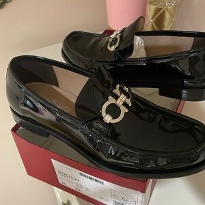 FERRAGAMO
Rolo 13 Patent Leather Loafers
Nero
, 10 EE